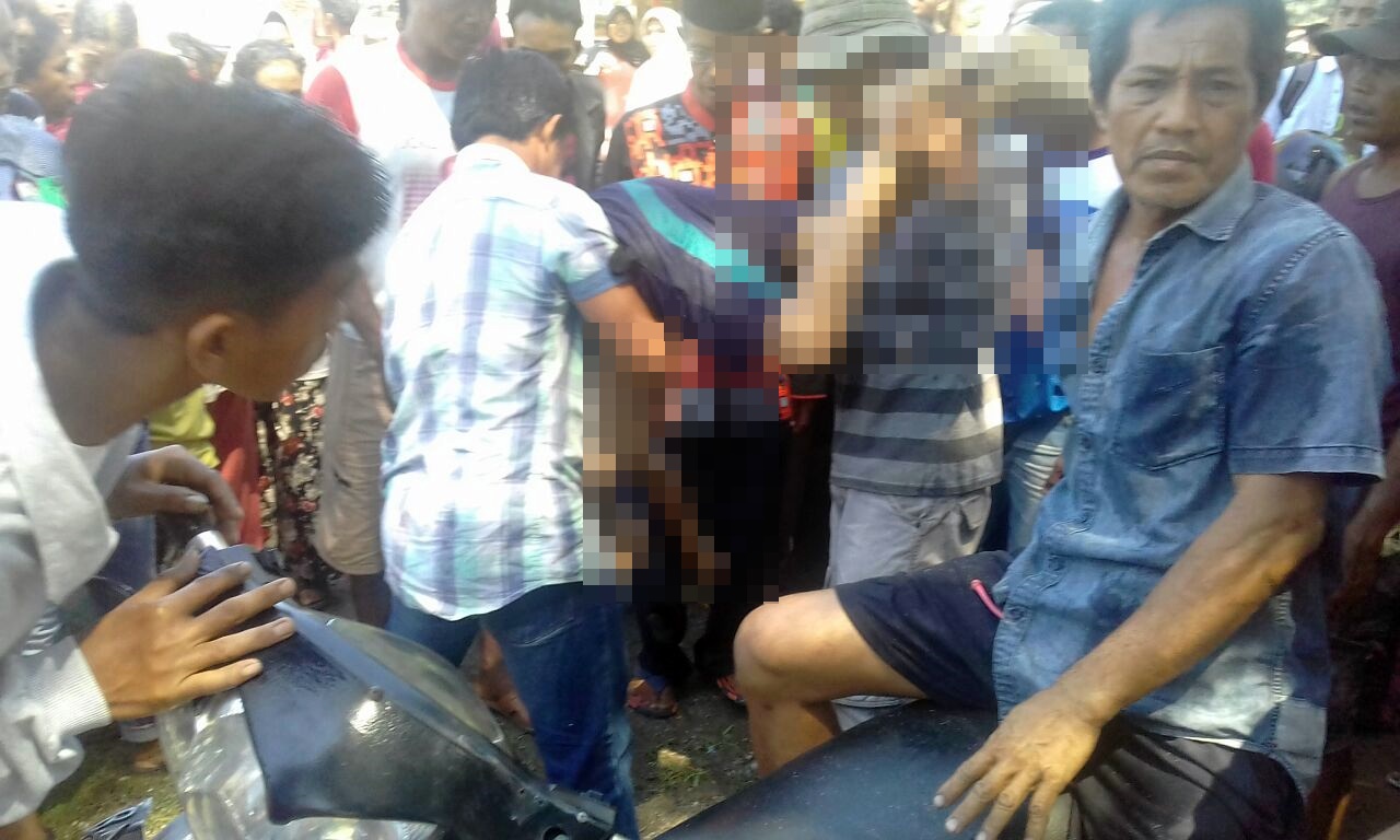 Korban saat ditemukan dalam keadaan meninggal dunia oleh tim BPBD dan warga setempat, setelah tenggelam di Muara Tiram, Kabupaten Padang Pariaman, Minggu 1 April 2018. Foto : Rizki Pratama