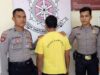Pelaku pencabulan saat diamankan di Polres Pariaman. Foto : Rizki Pratama