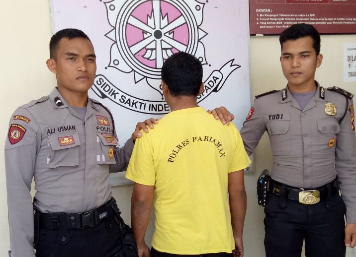 Pelaku pencabulan saat diamankan di Polres Pariaman. Foto : Rizki Pratama