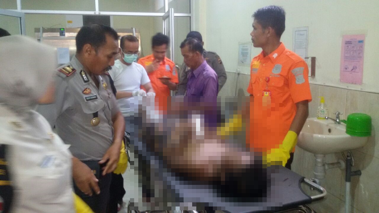 Korban tak dikenali yang tewas tenggelam di Danau Singkarak, Kabupate Solok saat di RSUD Kota Solok, Kamis 5 April 2018. Foto : Fernandez