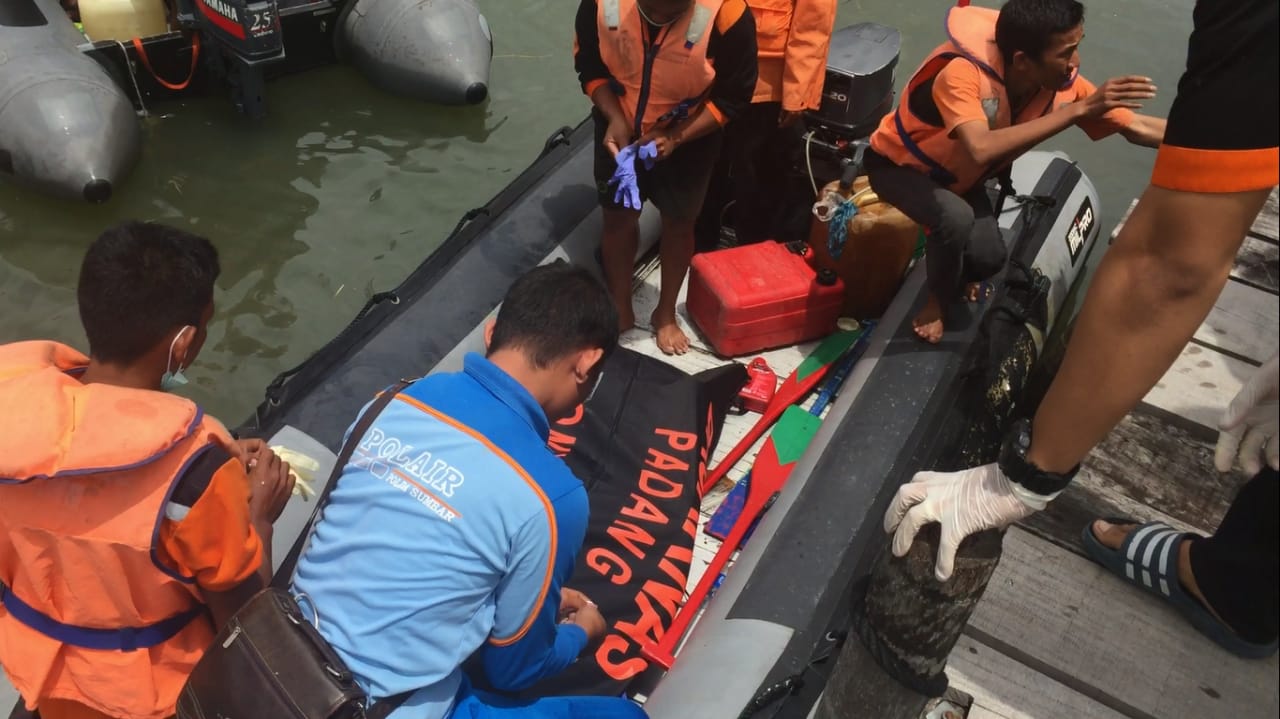 Tim SAR mengevakuasi sesosok mayat manusia tanpa identitas di kawasan Pulau Si Nyambuk, Pesisir Selatan, Jumat (20/4/2018). Foto : Al Ikhlas Saputra