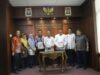 Walikota Solok Zul Elfian saat menerima penghargaan dari Kepala Badan Pemeriksa Keuangan (BPK) Republik Indonesia Perwakilan Sumatera Barat Pemut Aryo Wibowo di Kantor BPK RI, Kota Padang, Jumat (20/4/2018).