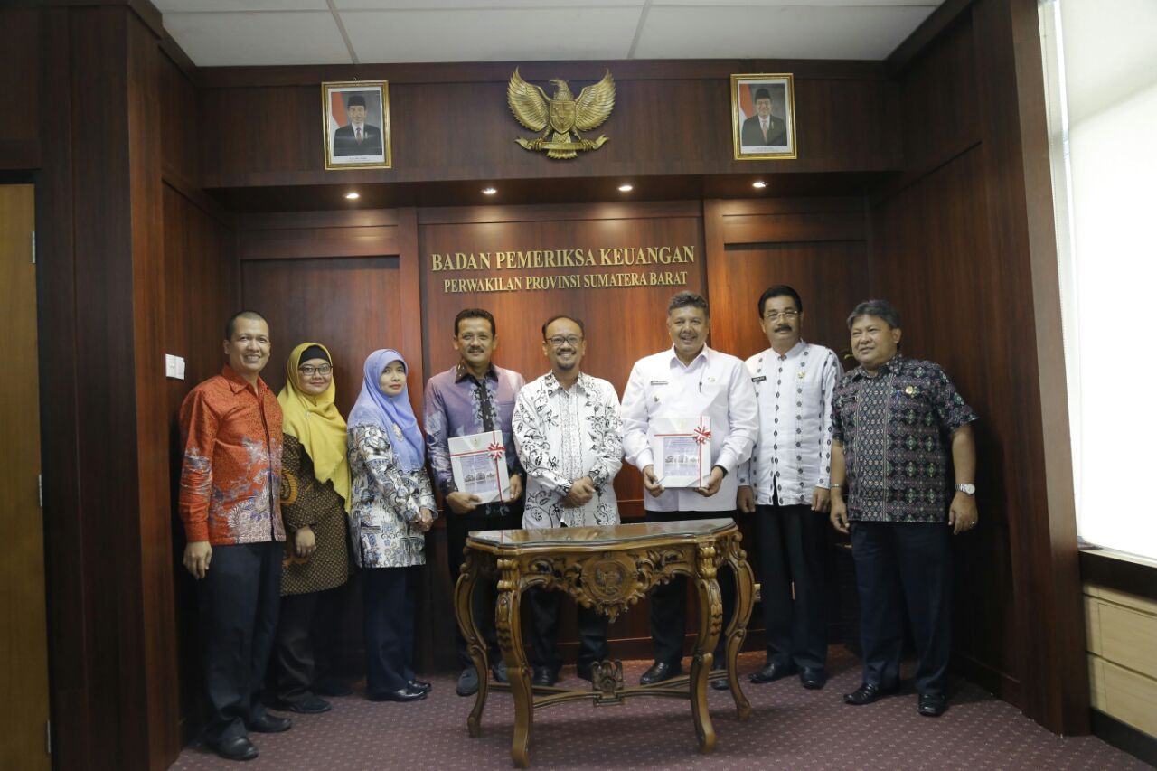 Walikota Solok Zul Elfian saat menerima penghargaan dari Kepala Badan Pemeriksa Keuangan (BPK) Republik Indonesia Perwakilan Sumatera Barat Pemut Aryo Wibowo di Kantor BPK RI, Kota Padang, Jumat (20/4/2018).