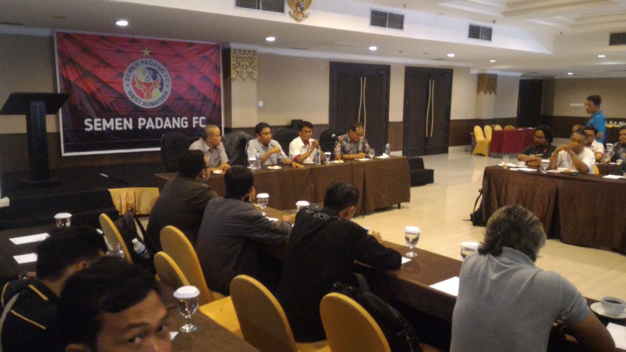 Silaturahmi manajemen Semen Padang FC dengan awak media, Jum'at (20/4/2018) di Hotel Kyriad Bumi Minang, Padang.