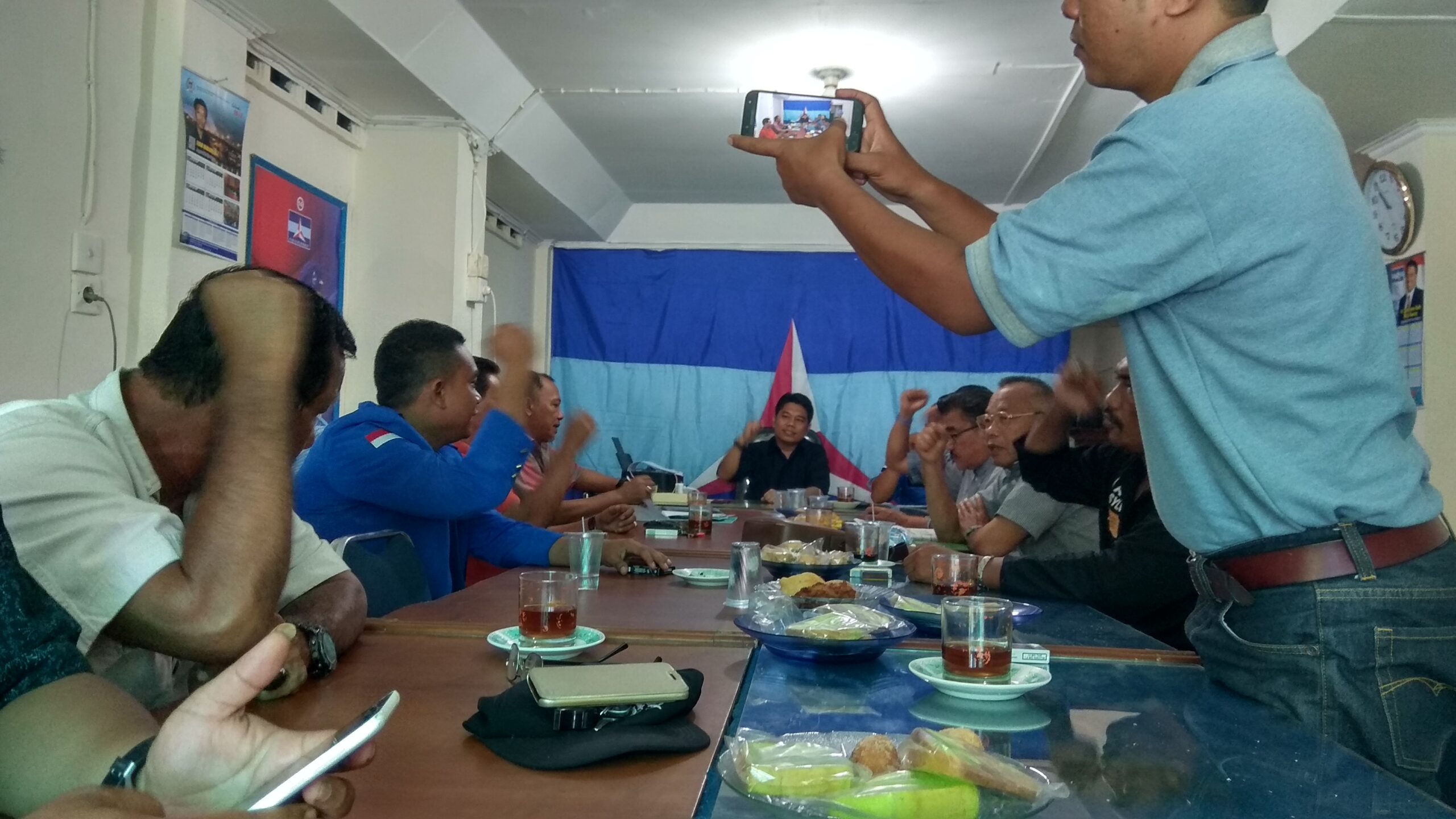 Ketua DPC Partai Demokrat Padang Ilham Maulana saat pimpin rapat bersama pengurus di kantor sekretariat, Padang, Sumbar. Senin (2 /4 2018).