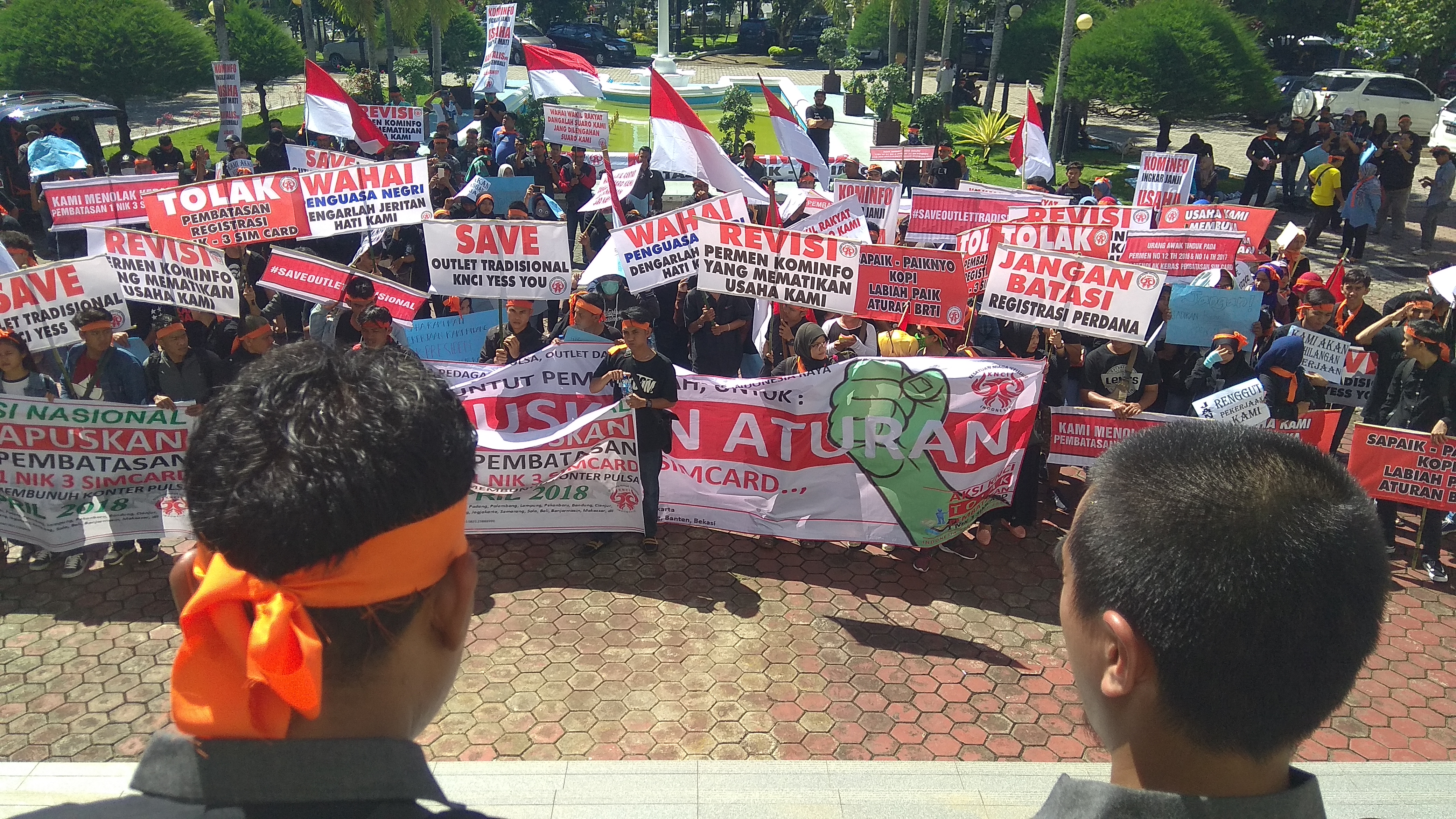 ratusan komunitas dan non komunitas pedagang kartu perdana di Sumbar berunjukrasa di halaman gedung DPRD Provinsi Sumbar. Tolak Permen Kemenkominfo. 