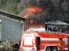 PADAMKAN API | Sejumlah petugas pemadam kebakaran Kota Padang, Sumbar berusaha menjinakan kobaran api, yang melalap gudang PT Incasi Raya, By Pass KM11, Kelurahan Pampangan, Kecamatan Lubuk Begalung, Senin (23/4/2018). Al Ikhlas.