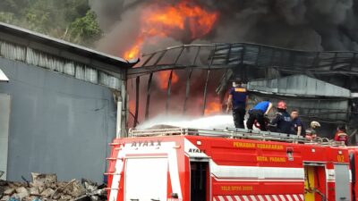 Gudang Terbakar, Puluhan Pemadam Kebakaran di Padang Luka-Luka