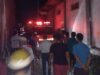 Armada damkar ketika berusaha keluar dari gang lokasi kebakaran.