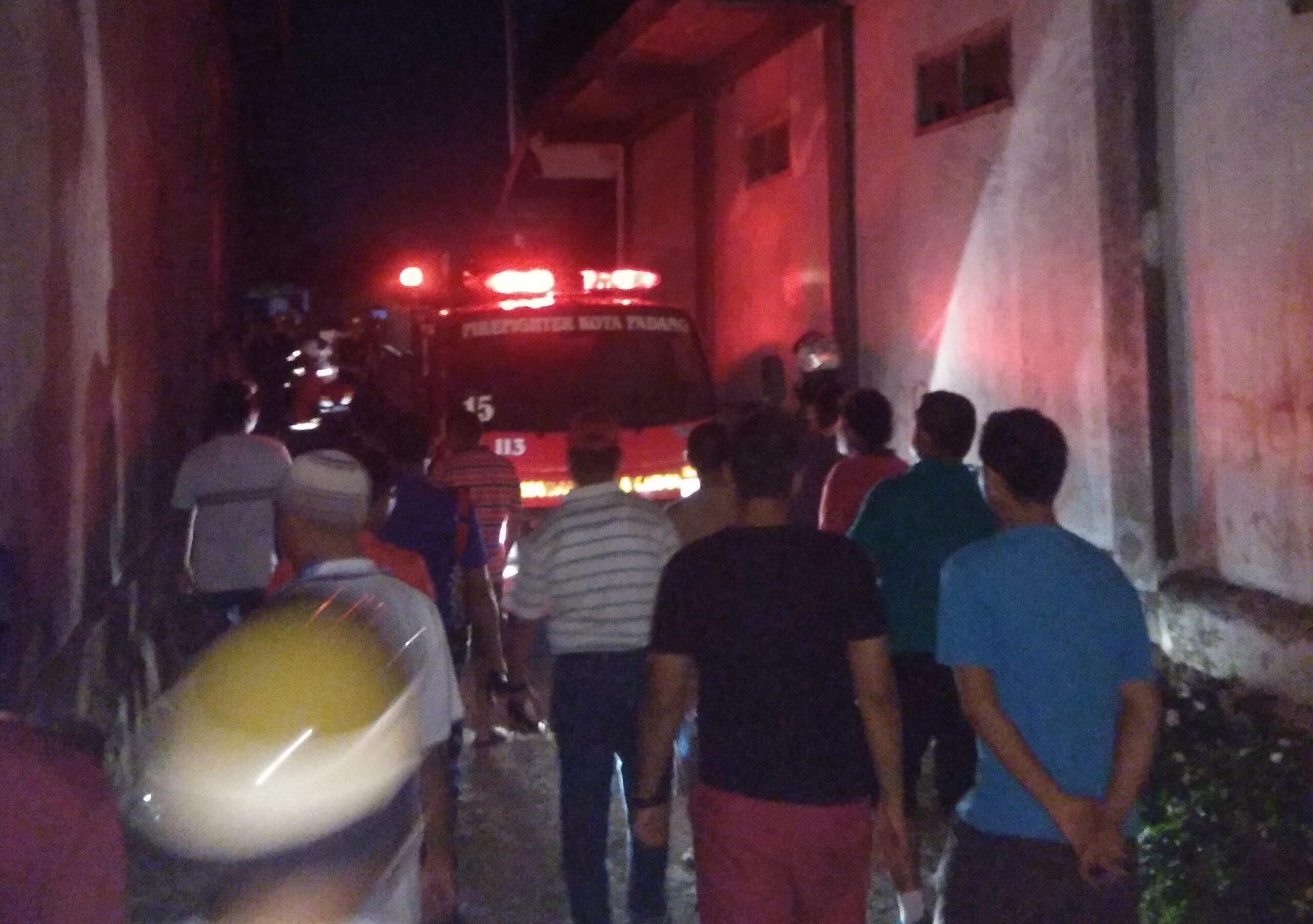 Armada damkar ketika berusaha keluar dari gang lokasi kebakaran.