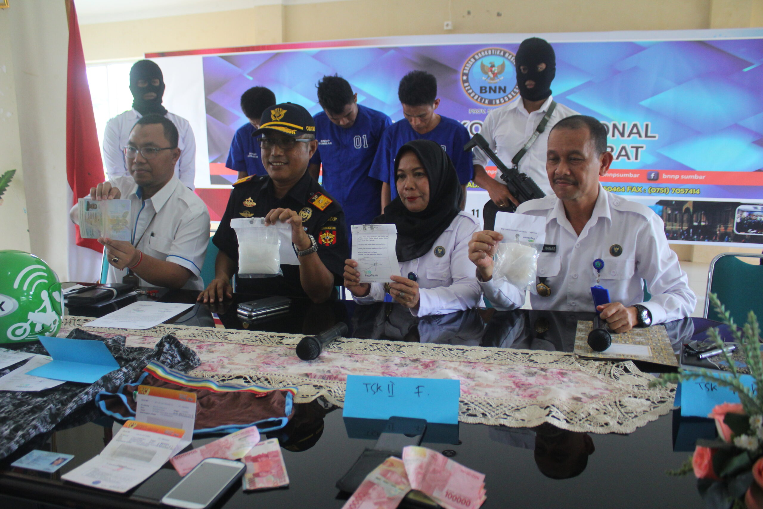 BARANG BUKTI | Petugas BNNP Sumatera Barat memperlihatkan sejumlah barang bukti yang berhasil disita saat melakukan operasi penangkapan terhadap seorang kurir sabu di Bandara Internasional Minangkabau (BIM), Kabupaten Padang Pariaman, Sumbar.