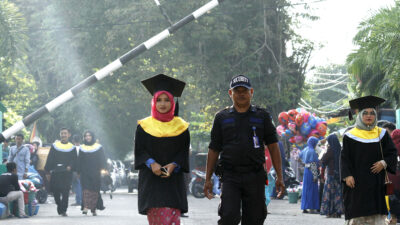 Satpam Antar Anak Wisuda di Bung Hatta