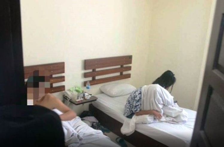 Dua pasangan ilegal dalam satu kamar diamankan Satpol PP Kota Padang pada salah satu Hotel Melati di Kota Padang, Minggu 1 April 2018, salah satu pasangan merupakan kakak beradik. Foto : Istimewa