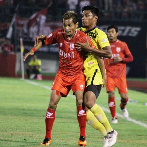 Semen Padang FC ambruk oleh tekanan deras dari tuan rumah Persis Solo di pertandingan pembuka Liga 2 2018 di Stadion Manahan, Solo, Senin malam (23/4/2018).