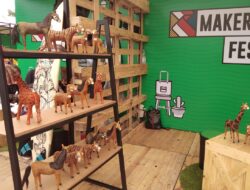 Kreator Muda Ini Buat Boneka Berbahan Jerami