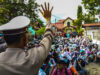 DIAMANKAN | Puluhan siswa pelajar di Padang, Sumatera Barat ditangkap jajaran Polresta Padang saat sedang asyik corat-coret baju seragam putih abu-abu serta konvoi di jalan raya. Penangkapan itu karena berpotensi kerawanan kecelakaan lalu lintas dan mengganggu ketertiban masyarakat. Kamis (3/5/2018). Al Ikhlas S.