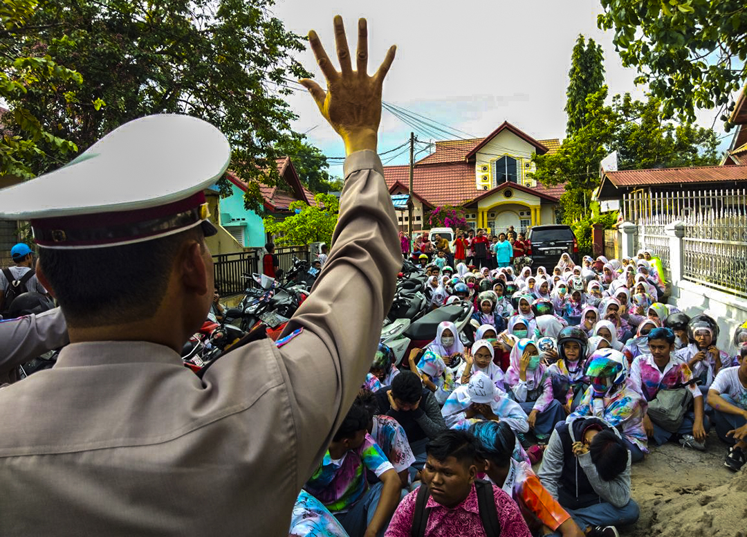 DIAMANKAN | Puluhan siswa pelajar di Padang, Sumatera Barat ditangkap jajaran Polresta Padang saat sedang asyik corat-coret baju seragam putih abu-abu serta konvoi di jalan raya. Penangkapan itu karena berpotensi kerawanan kecelakaan lalu lintas dan mengganggu ketertiban masyarakat. Kamis (3/5/2018). Al Ikhlas S.