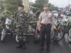 Komando Distrik Militer (Kodim) 0308/Pariaman, Polres Pariaman dan Komunitas Trail Adventure (Trabas) membagi-bagikan ratusan takjil untuk disantap saat berbuka puasa bagi warga Kota Pariaman, Sumatera Barat di simpang Tugu Tabuik. Photo : Rezki Pratama Jiwa