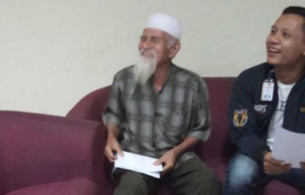 Kakek berjenggot putih, Dasril Akbar saat diamankan petugas keamanan Bandara Sultan Syarif Kasim II Pekanbaru, Riau. (ist)