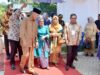 Mufidah Jusuf Kalla didampingi Bupati Tanah Datar Irdinansyah Tarmizi, Ketua Dekranasda Tanah Datar Ny Emi Irdinansyah memasuki kawasan Sentra Tenun di Nagari Tigo Jangko, Kecamatan Lintau Buo.