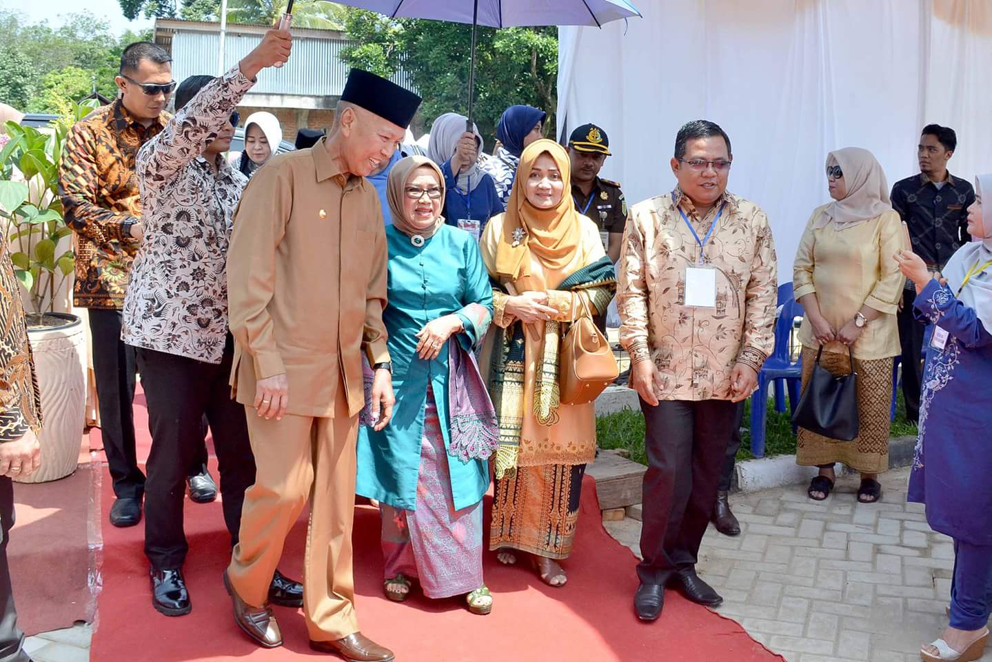 Mufidah Jusuf Kalla didampingi Bupati Tanah Datar Irdinansyah Tarmizi, Ketua Dekranasda Tanah Datar Ny Emi Irdinansyah memasuki kawasan Sentra Tenun di Nagari Tigo Jangko, Kecamatan Lintau Buo.