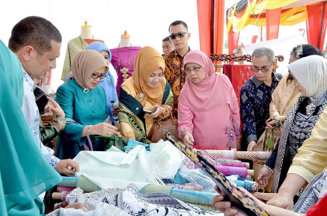 Ketua Dekranasda Pusat, Mufidah Jusuf Kalla didampingi Ketua Dekranasda Tanah Datar meninjau karya para peserta pelatihan tenun. 