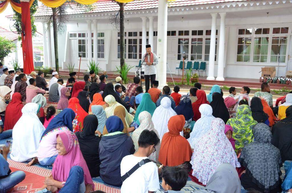 Bupati Tanah Datar Irdinansyah Tarmizi memberikan sambutan pada acara buka bersama IDI dengan penyandang disabilitas Tanah Datar.