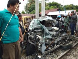 Nahas, Mobil Go-Car Beradu ‘Kambing’ dengan Kereta Api di Padang