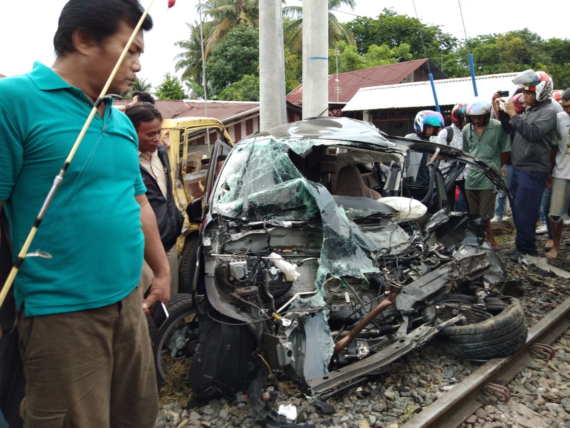 Satu unit mobil layanan Go-Car, Toyota Calya rusak parah setelah mengalami kecelakan dengan Kereta Api pada bantaran rel di kawasan Alai Parak Kopi, Jati, Kota Padang, Rabu 2 Mei 2018. Foto : Al Ikhlas Saputra