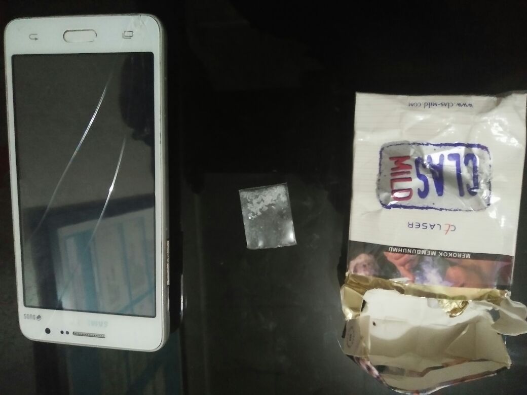 Barang bukti narkoba jenis sabu milik tersangka, YS (25) diamankan di Polres Solok Arosuka, Kabupaten Solok, Selasa 8 Mei 2018. Foto : Fernandez