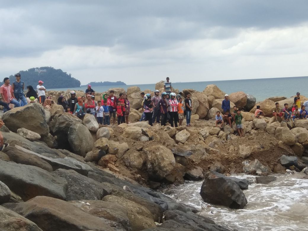 Lokasi kejadian hilangnya pria bernama Adi di kawasan Pantai Purus, Kota Padang, Jumat 11 Mei 2018. Foto : Hijrah Adi S.