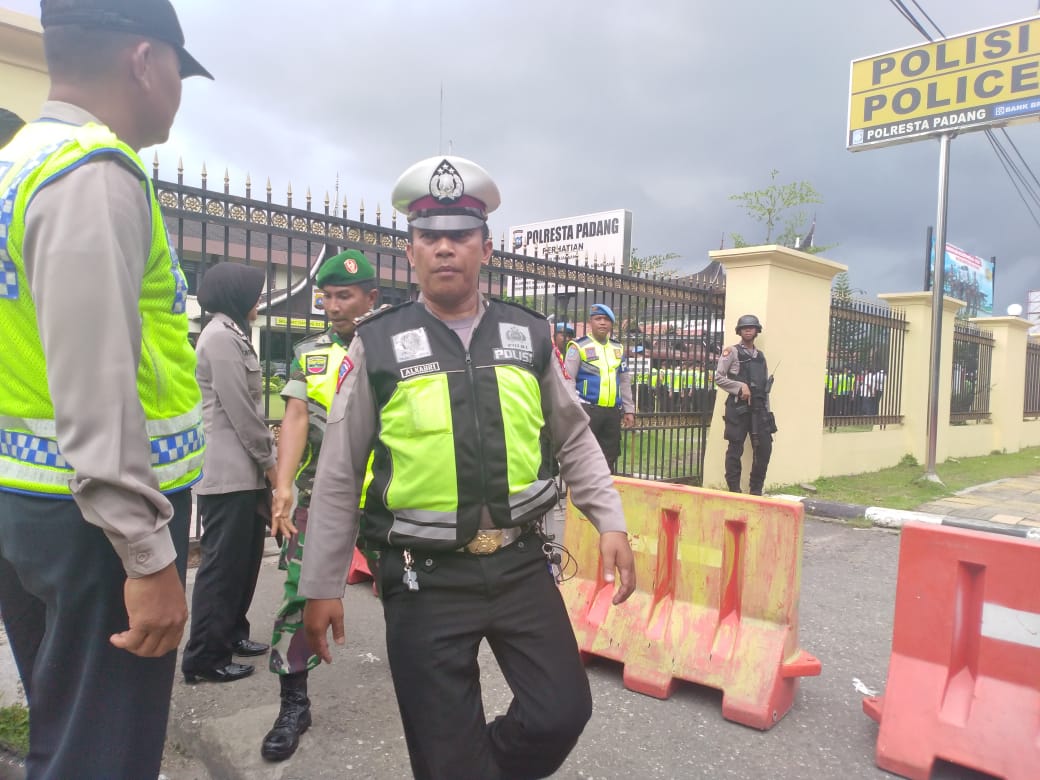 Aparat keamanan gabungan TNI, Basarnas, Dinas, Pol PP dan Kepolda Sumbar melakukan pengamanan pada 16 titik pelaksanaan tradisi Balimau sambut Ramadan di Padang, Sumatera Barat.