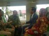 Presiden RI Joko Widodo didampingi ibu negara Iriana bercengkerama dengan Komut BRI Andrinof Chaniago dan Gubernur Sumbar Irwan Prayitno di atas kereta api bandara. Foto : Istimewa