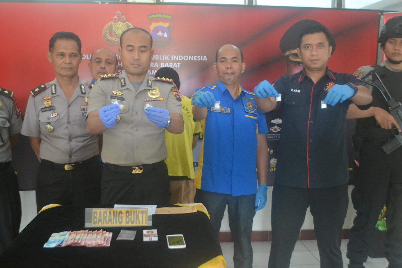 Konferensi pers Polres Pariaman terkait penangkapan narapidana yang melakukan transaksi narkoba di Halaman Lapas Kelas II B Pariaman, Selasa 22 Mei 2018. Foto : Rizki Pratama