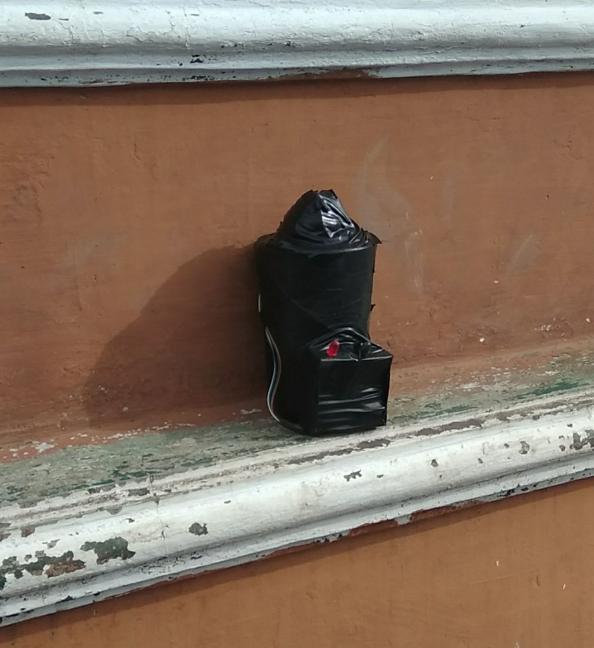 Benda mencurigakan diduga bom di halaman Masjid Raya Salimpauang. Foto : Istimewa