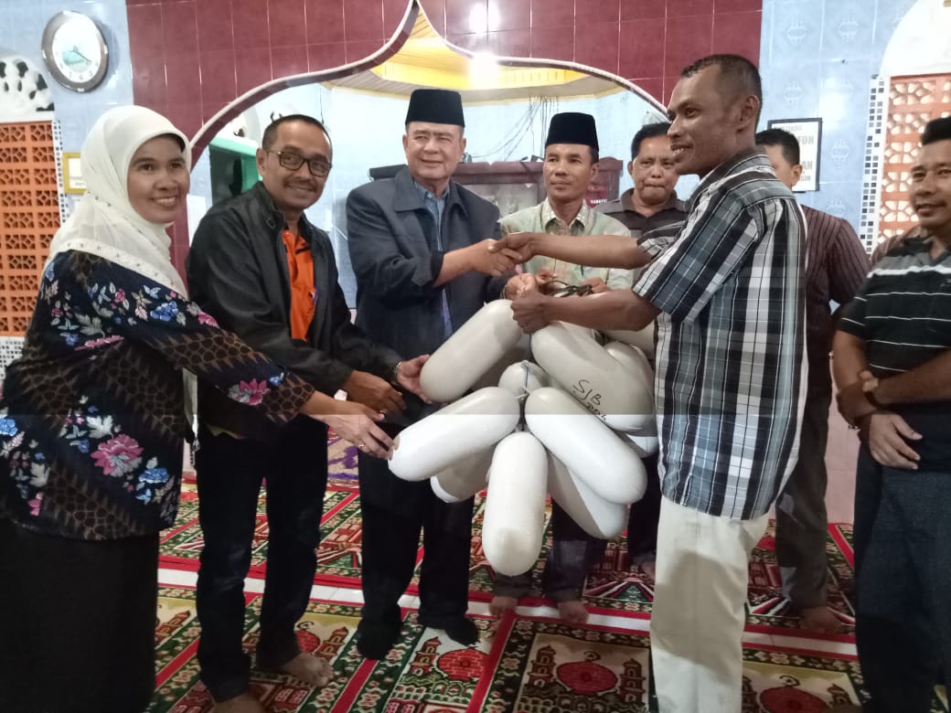 Wagub Sumbar Nasrul Abit menyerahkan bantuan alat tangkap kepada nelayan. Foto : Humas Pemprov