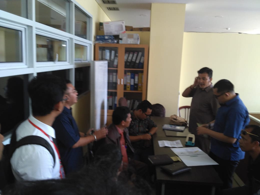 Bhenz Maharajo didampingi tim Lawan IP sampai di ruangan Ditreskrimsus Polda Sumbar