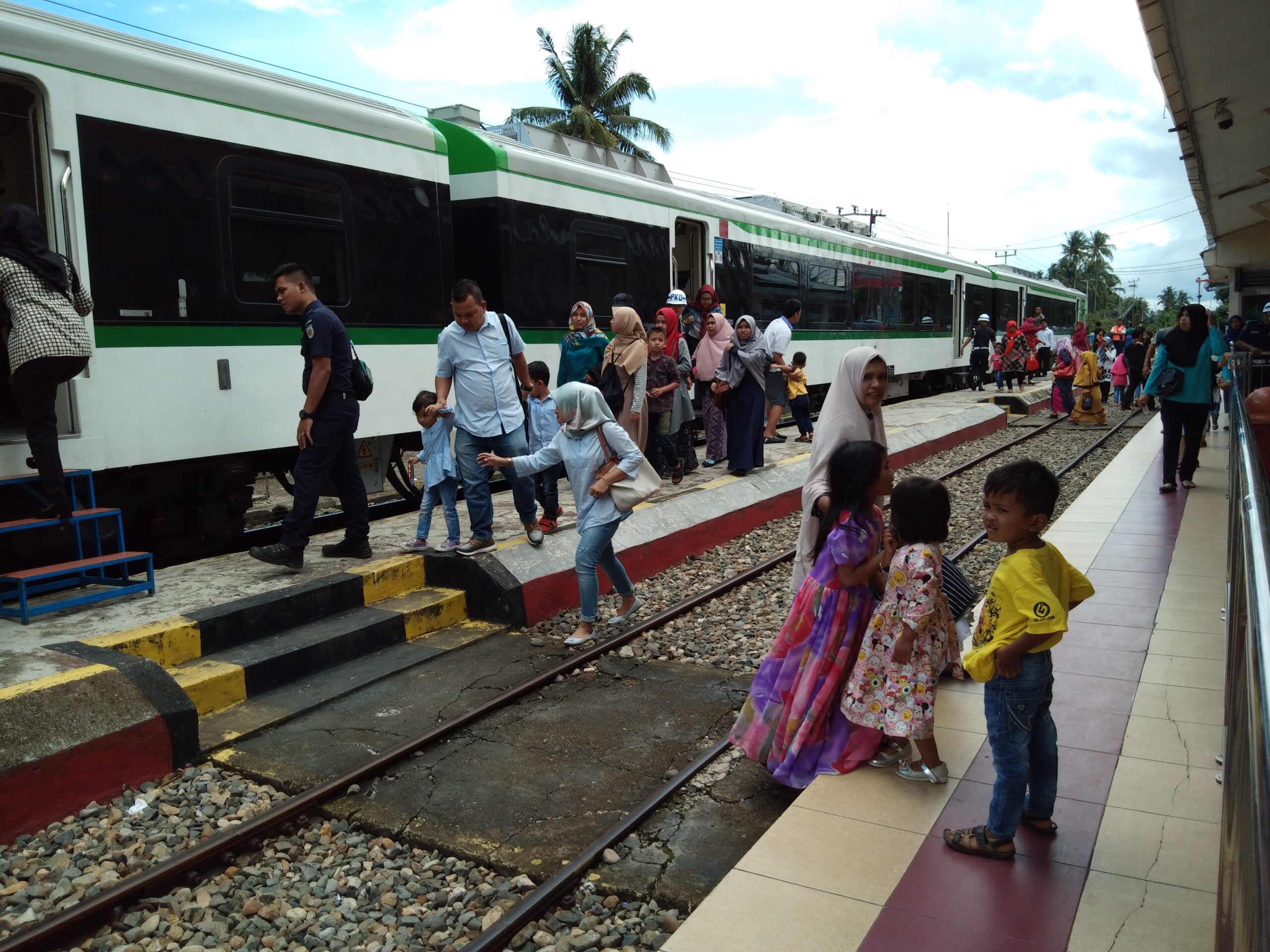 Suasana antusias masyarakat pada hari pertama beroperasinya Kereta Api Minangkabau Ekspres di Stasiun KA Tabing, Kota Padang, Senin 1 Mei 2018. Foto : Al Ikhlas Saputra