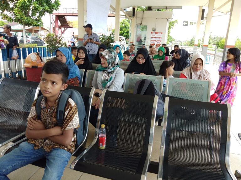 Suasana antusias masyarakat pada hari pertama beroperasinya Kereta Api Minangkabau Ekspres di Stasiun KA Tabing, Kota Padang, Senin 1 Mei 2018. Foto : Al Ikhlas Saputra Suasana antusias masyarakat pada hari pertama beroperasinya Kereta Api Minangkabau Ekspres di Stasiun KA Tabing, Kota Padang, Senin 1 Mei 2018. Foto : Al Ikhlas Saputra