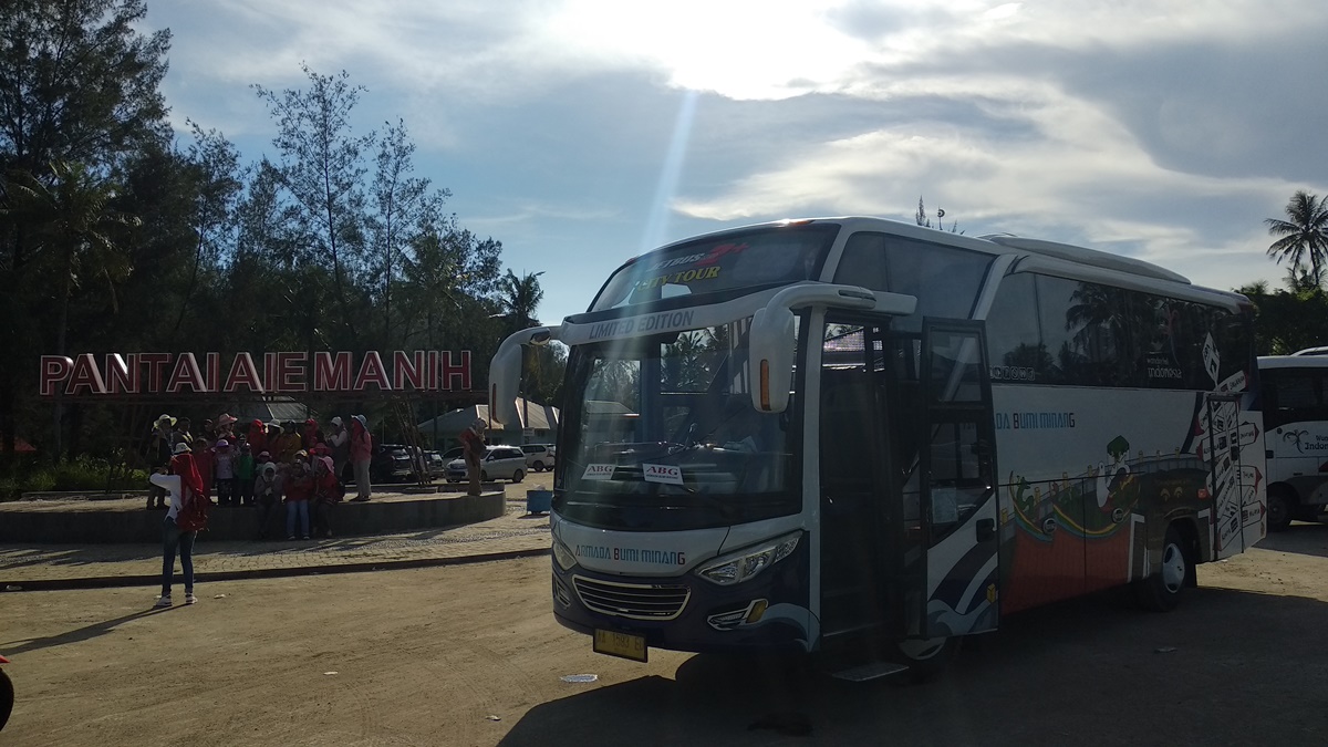 Penampakan bus pariwisata milik Pemerintah Kota Padang ditujukan untuk para wisatawan mengelilingi Kota Padang secara gratis di Pantai Air Manis, Padang, Selasa 1 Mei 2018. Foto : Andesma Chandra