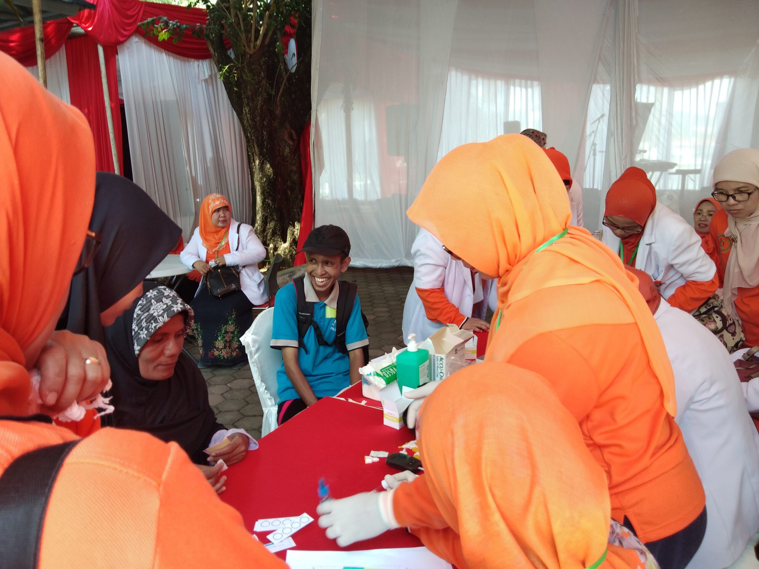 Cek Kesehatan | Para dokter Indonesia berkumpul di Padang, Sumatera Barat memberikan pelayanan gratis kepada disabilitas yang diselenggarakan di halaman kantor Gubernur Sumbar, Kamis (3/5/2018). Foto | Al Ikhlas