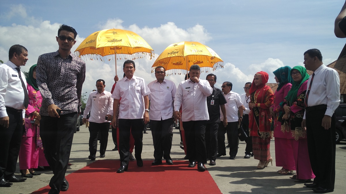 Menteri Pendayagunaan Aparatur Negara (Menpan RB) Asman Abnur dalam kegiatan Pameran Inovasi Kota Solok yang dipusatkan di terminal Bareh, Kota Solok, Selasa (8/5/2018). Foto : Fernandez