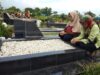 Dian, peziarah yang melakukan ziarah ke makan ayahnya di TPU Tunggul Hitam, Kota Padang, Kamis 10 Mei 2018. Foto : Al Ikhlas Syahputra