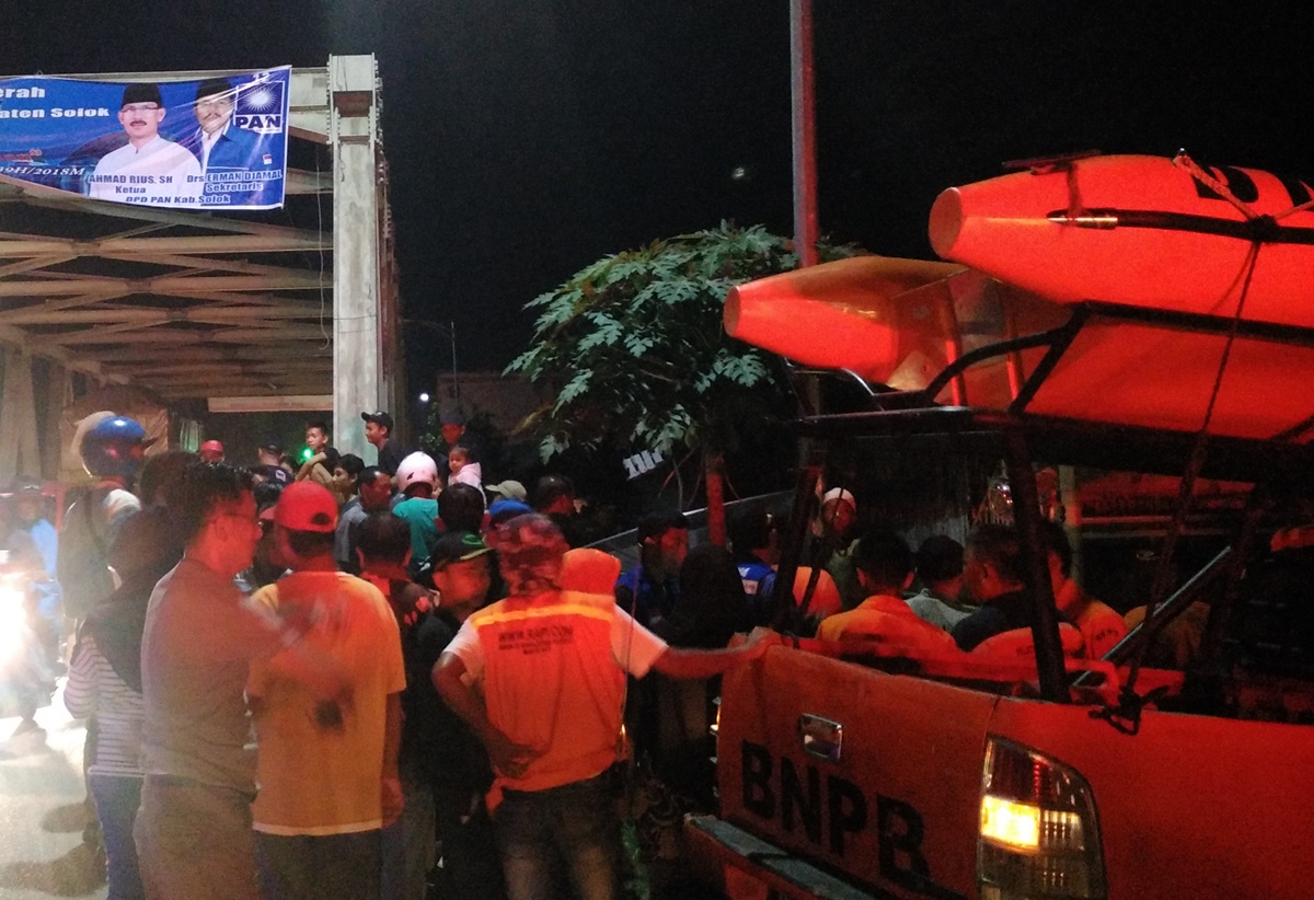 Tim SAR mengerahkan perahu karet untuk melakukan pencarian terhadap tiga korban di Sungai Batang Lembang, Kajai, Koto Baru, Kecamatan Kubung, Kabupaten Solok, Minggu 13 Mei 2018. Foto : Fernandez