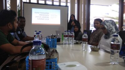 Pakar pariwisata Unand, Sari Lenggogeni memaparkan permasalahan saat libur Lebaran saat rapat bersama stakeholder pariwisata di Padang, Rabu (23/5/2018). Foto : Hijrah Adi Sukrial