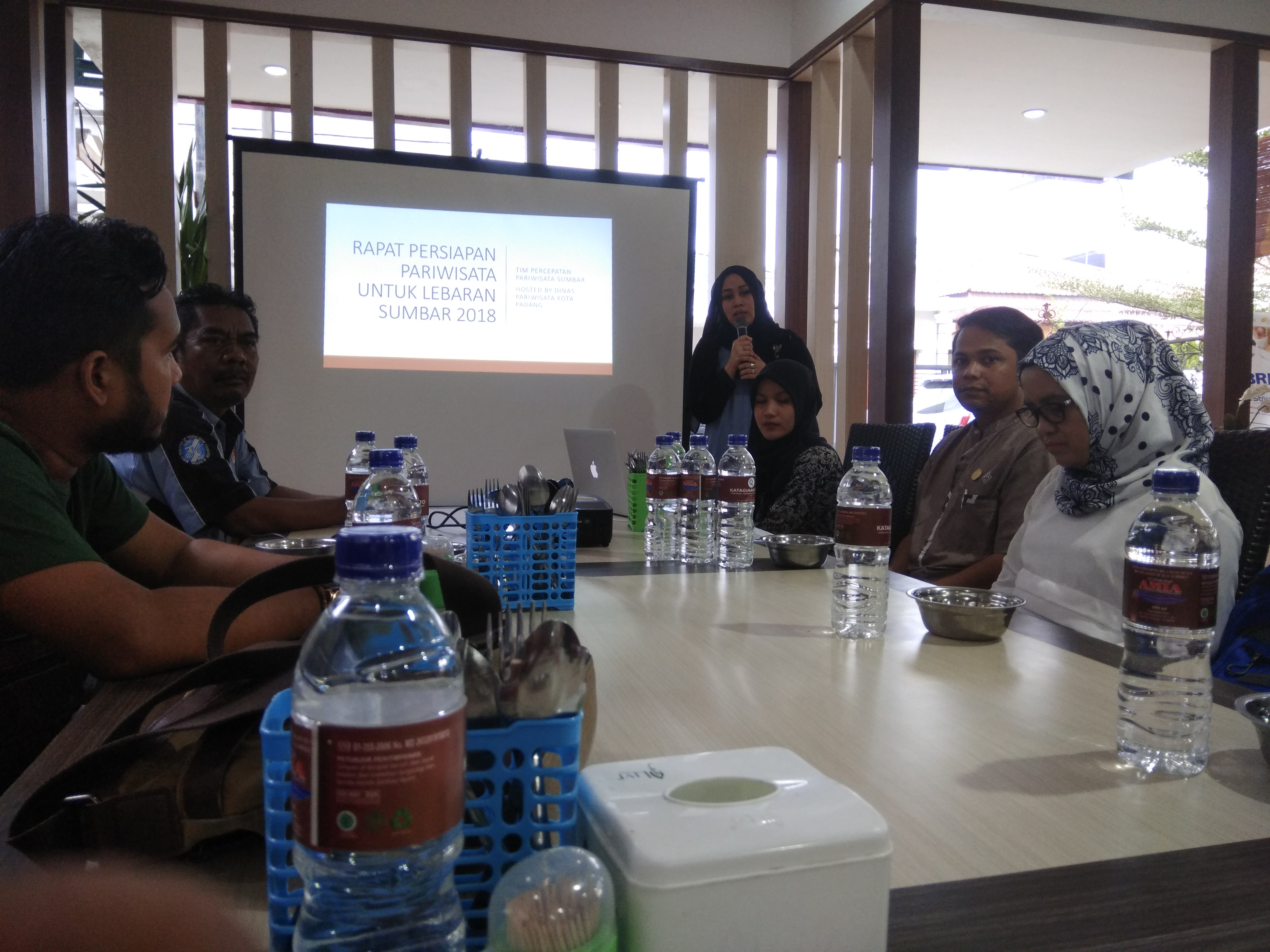 Pakar pariwisata Unand, Sari Lenggogeni memaparkan permasalahan saat libur Lebaran saat rapat bersama stakeholder pariwisata di Padang, Rabu (23/5/2018). Foto : Hijrah Adi Sukrial