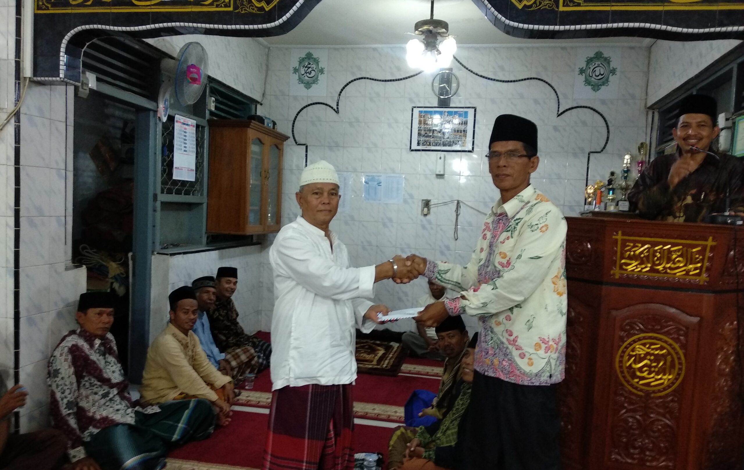 TSR X Kota Solok juga menyerahkan bantuan untuk bantuan dalam menanggulangi biaya honorarium atau penggantian transport Mubalig yang mengisi ceramah di Masjid Ainul, Yaqin, Kota Solok, Kamis 25 Mei 2018. Foto : Fernandez