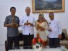 Wella berfoto bersama Bupati Tanah Datar Irdinansyah Tarmizi, Kadisparpora dan Kadisperindag Tanah Datar.