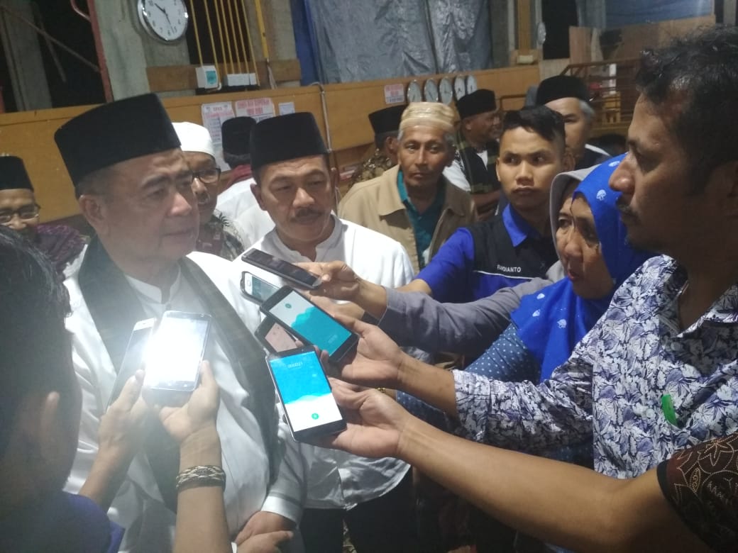 Wakil Gubernur Nasrul Abit memberikan keterangan pers usai Safari Ramadan di Masjid Al Kubra Nagari Pangian, Kecamatan Lintau Buo, Tanah Datar. Foto : Alwidio Petra