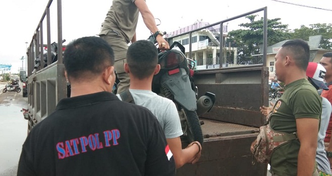 Petugas Satpol PP Kota Padang saat mengamankan sepeda motor milik para remaja tersebut di kawasan Pantai Padang, Senin, 21 Mei 2018. Foto : Istimewa